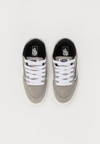 Hallid hallid tossud, mis on valmistatud nahast ja võrgumaterjalist, valgete paeltega ja mustade aktsentidega. Omab klassikalist Vans'i logo sisetallal.