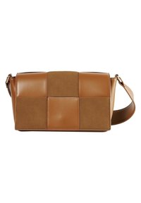 Bolso de piel y ante marrón con forma rectangular, que presenta un diseño de patchwork, un panel frontal plano y una correa ajustable.