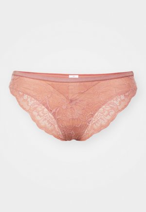 Krajkové kalhotky v jemně růžové barvě, s květinovými vzory, vlnitými okraji a hladkým pasem. Jednoduchý design zvýrazňuje jemnou strukturu.