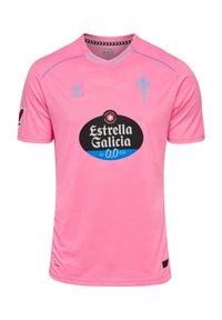 Różowa koszulka piłkarska z krótkim rękawem z niebieskim emblematem klubu, logo hummel, sponsorem Estrella Galicia 0.0 oraz czarną metką w prawym dolnym rogu.