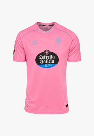 Camiseta de fútbol de manga corta rosa con emblema azul del club, logo de hummel, patrocinador Estrella Galicia 0.0 y etiqueta negra en la parte inferior derecha.