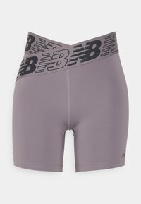 Jasnofioletowe sportowe szorty z czarną elastyczną talią z logo "NB". Gładki, elastyczny materiał o dopasowanym kroju.