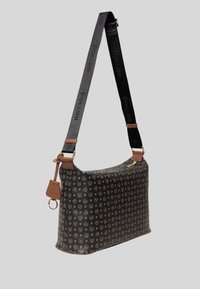 Borsa nera con motivo logo dorato, accenti in pelle marrone, design piatto e tracolla removibile che presenta il nome del marchio.