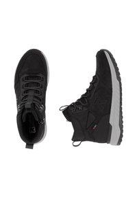 Czarne buty trekkingowe wykonane z zamszu i siateczki, charakteryzujące się wysokim designem, wzorzystymi sznurówkami oraz szaro-rubberową podeszwą z bieżnikiem.
