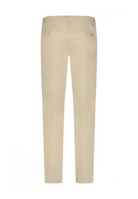 Beige chinos met een slim fit, met een gladde stofstructuur, twee achterzakken en een subtiele merketiket op de tailleband.