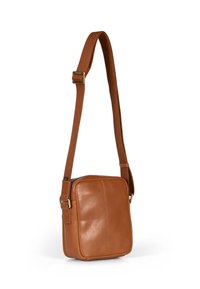Brun läder crossbody-väska med rektangulär form, justerbar rem och subtila sömdetaljer. Slät textur med en glänsande yta.