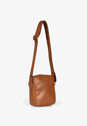 Brun skinn crossbody-veske med rektangulær form, justerbar stropp og subtil sømdetalj. Glatt tekstur med en blank finish.