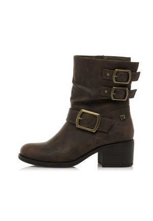 Botte en cuir marron mi-mollet avec trois boucles en laiton et un talon bas empilé, présentée de l'extérieur sur un fond blanc.