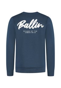 Marine crewneck sweatshirt van zachte stof. Bevat witte tekst "Ballin" en "Echoes of the Urban Wild" op de achterkant. Geribbeld bij de cuffs en zoom.