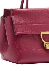 Sac à main en cuir rose texturé avec une forme structurée, doté d'un accent en métal doré à l'avant et d'une fermeture éclair.