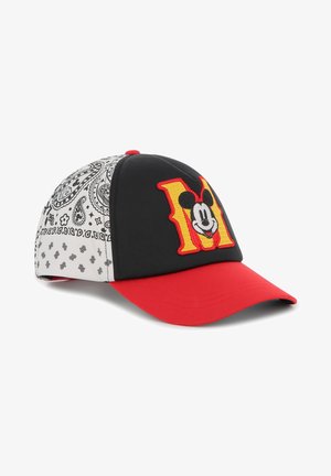 Baseballcap met rode rand, zwart voorpaneel met een gele "M" en het gezicht van Mickey Mouse, en witte zijpanelen met paisleypatroon.