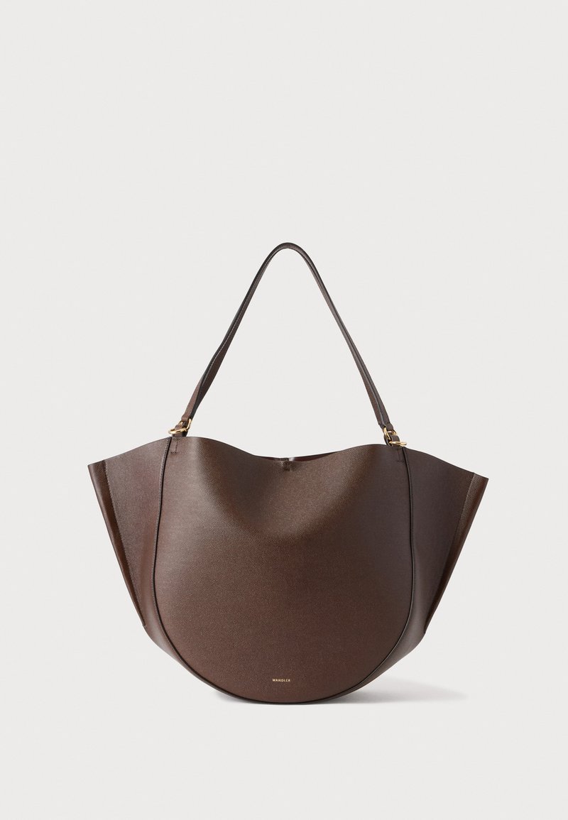 Sac à main en cuir marron foncé avec corps incurvé, longues poignées et logo subtil de la marque en or sur le devant.