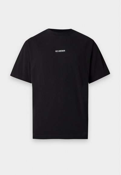 Μαύρο κοντομάνικο T-shirt με μικρό λευκό κείμενο "HAN KJØBENHAVN" στο κέντρο του στήθους σε απλό φόντο.
