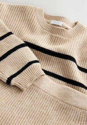 Beige gerippter Pullover mit schwarzen horizontalen Streifen. Stricktextur, runder Halsausschnitt und sichtbares Markenlabel am Kragen.