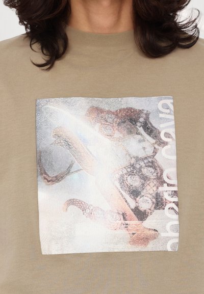 Roberto Cavalli FLYER JEWELLERY PRINT - Camiseta estampada - kaki