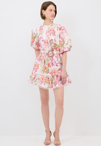 Bloemmotief jurk in pastelkleuren, met pofmouwen, een gerimpelde zoom en een kleurrijke riem met een ronde gespsluiting.
