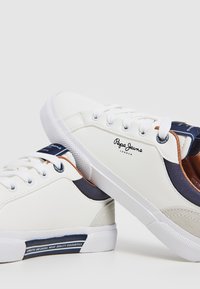 Baldie sintētiskās kedas ar tumši zilu akcentu, šņorēšanas dizains, teksturēta gumijas zole un "Pepe Jeans London" zīmols sānos.