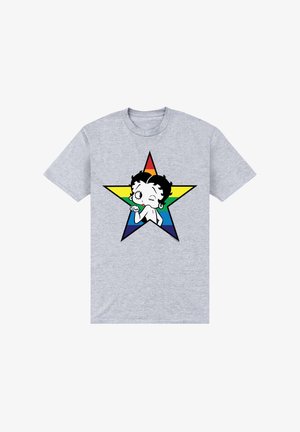 Šedé bavlněné tričko s grafikou postavy uvnitř vícebarevné hvězdy s červenými, žlutými, zelenými a modrými segmenty.