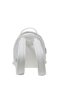 Sac à dos en cuir blanc de forme arrondie, doté de deux bretelles et d'une poignée supérieure. Il dispose d'une fermeture éclair sur le dessus.