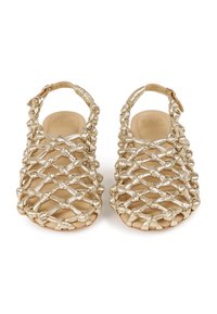 Ζευγάρι σανδαλιών σε χρυσή απόχρωση με πλεγμένο δερμάτινο σχέδιο, ανοιχτές μύτες και λουριά αστραγάλου με κούμπωμα αγκράφας, εμφανιζόμενα από μπροστινή όψη.