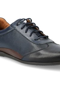 Granatowe skórzane buty z perforowanym wzorem po bokach, z brązowymi akcentami. Okrągły czubek oraz płaska gumowa podeszwa. Wiązane.