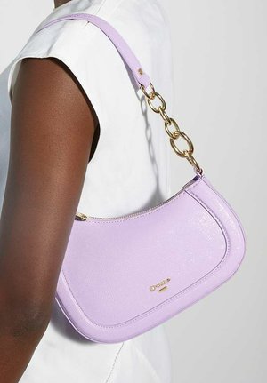 Lavendel leren handtas met een gebogen silhouet, featuring een gouden kettingriem en een ritsafsluiting. Gouden logo-accent aan de voorkant.