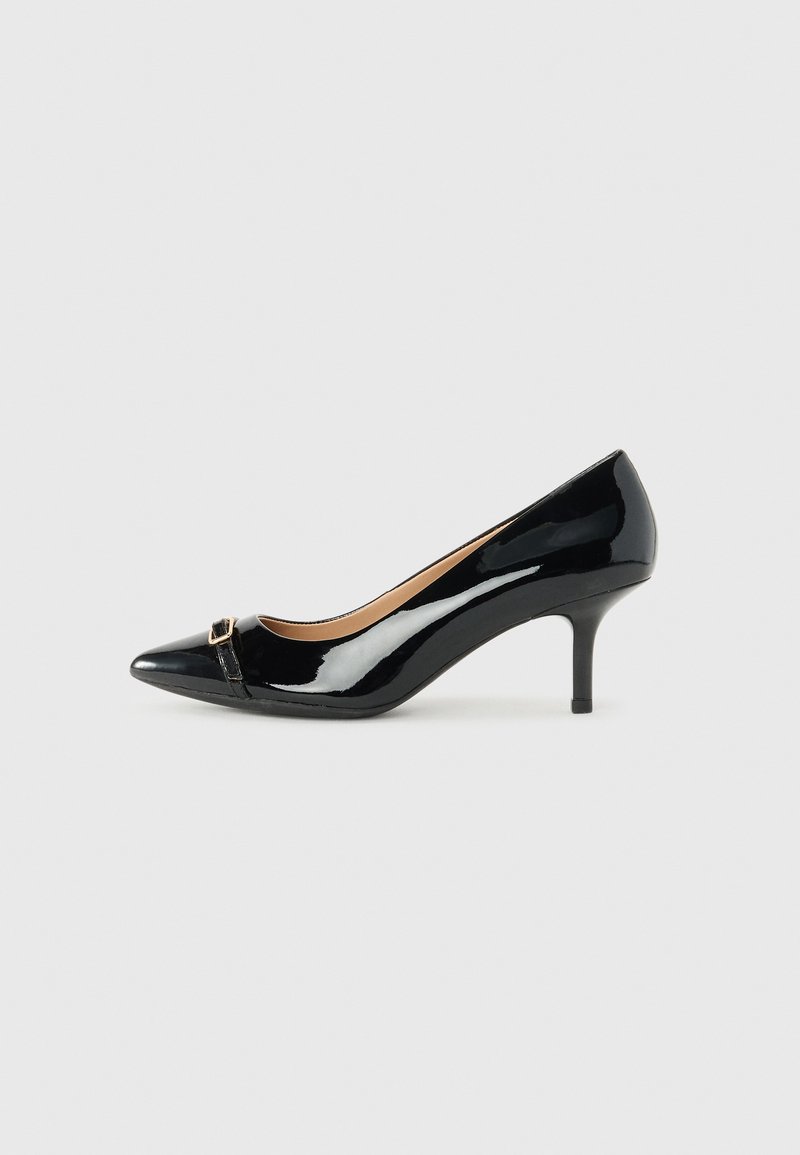 Zapato de tacón alto de charol negro con punta afilada, que presenta un pequeño detalle de hebilla dorada en la parte delantera y un tacón delgado.