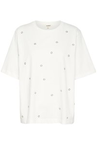 Tricou alb din bumbac, cu o croială lejeră, guler rotund și ochiuri decorative metalice dispuse uniform pe partea din față.