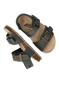 Zwarte sandalen met twee verstelbare banden met bronzen gespen, een kurken voetbed en een gestructureerde rubberen zool.