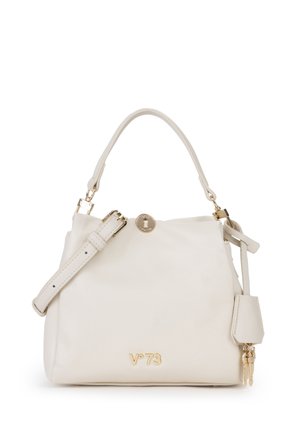 Borsa a mano in pelle bianca con tracolla regolabile, ferrature dorate, ciondolo decorativo a forma di lucchetto e logo "V°73" impresso sul davanti.