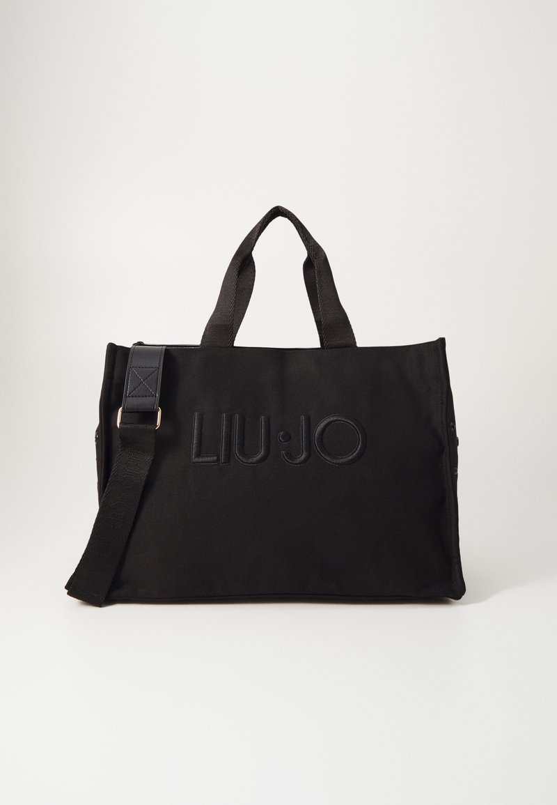 Sac à main en toile noire avec poignées supérieures doubles et bandoulière réglable. Présente un logo "LIU•JO" gaufré et une texture lisse.