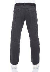 Schwarze Cargo-Hosen mit lockerer Passform, ausgestattet mit Gesäßtaschen und seitlichen Cargotaschen. Aus strapazierfähigem Material mit sichtbaren Nähten und roten Akzenten gefertigt.