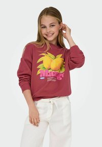 Mörkröd sweatshirt med mango-tryck och text, i kombination med vita texturerade byxor med knytmidja. Avslappnad, ledig passform.