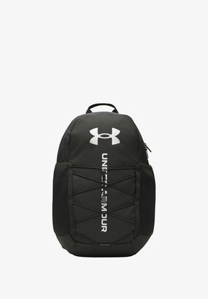 Zwarte rugzak met een textuurafwerking, voorzien van een opvallend wit Under Armour logo, gaas zijzakken en een bungeekoord voor extra opbergruimte.