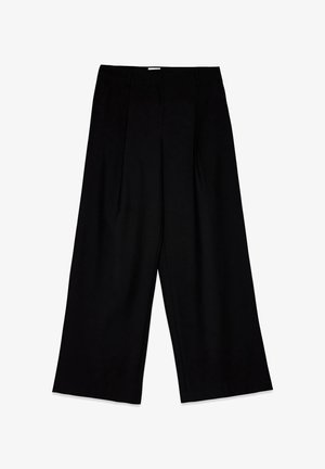 Czarne szerokie spodnie z wysokim stanem, szlufkami na pasek i plisami z przodu, ułożone płasko na białym tle.
