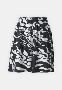 Pantalones cortos de estampado en blanco y negro con cinturilla elástica, que presentan una tela suave y ligera, y un corte hasta la rodilla.