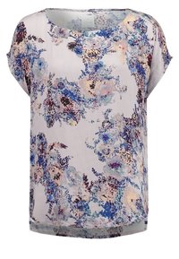 Kortärmad blus med blommönster i lätt tyg. Övervägande ljus bakgrund med rosa, blå och gröna blomdetaljer. Rund halsringning.