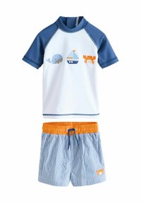 Kinder-Badeset mit weißem Kurzarm-Oberteil mit blauen Akzenten und bestickten maritimen Motiven, kombiniert mit blau gestreiften Shorts und einem orangefarbenen Bund.