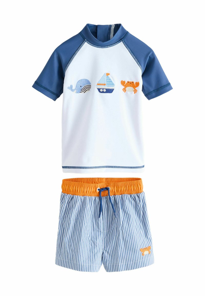 Kinder-Badeset mit weißem Kurzarm-Oberteil mit blauen Akzenten und bestickten maritimen Motiven, kombiniert mit blau gestreiften Shorts und einem orangefarbenen Bund.