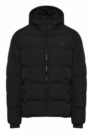 Sort pufferjakke med hætte, lynlåslukning, to frontlommer og et rundt logo på brystet. Teksturen er glat og quiltet.