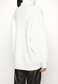 Philosophy di Lorenzo Serafini Stickad tröja - white