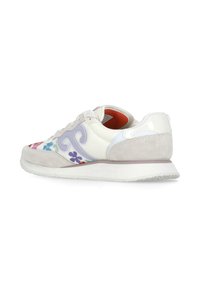Sneaker bianca con ricami floreali in rosso, blu e viola. Presenta un pannello laterale liscio, una punta in suede e dettagli grigi a contrasto.