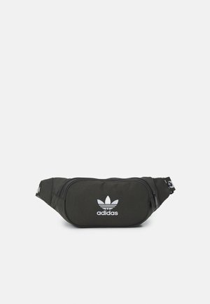 Sac banane en tissu noir au design arrondi, avec un grand compartiment zippé et le logo Adidas trèfle blanc sur le devant.