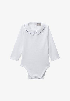 Bodysuit pour bébé à manches longues blanche avec col en Peter Pan bordé de couture bleu marine et boutons-pression en bas.