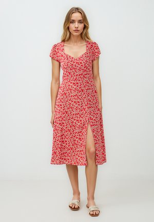 Rode bloemin midi-jurk met korte kapmouwen, v-hals, een zijsplit en een getailleerde taille, met kleine witte en gele bloemenpatronen.