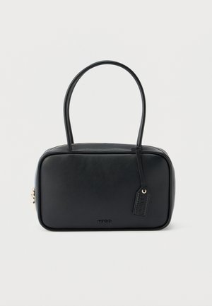 Sac à main rectangulaire noir avec doubles poignées arrondies, fermeture éclair dorée et logo "HUGO" embossé sur le devant avec une étiquette en cuir attachée.