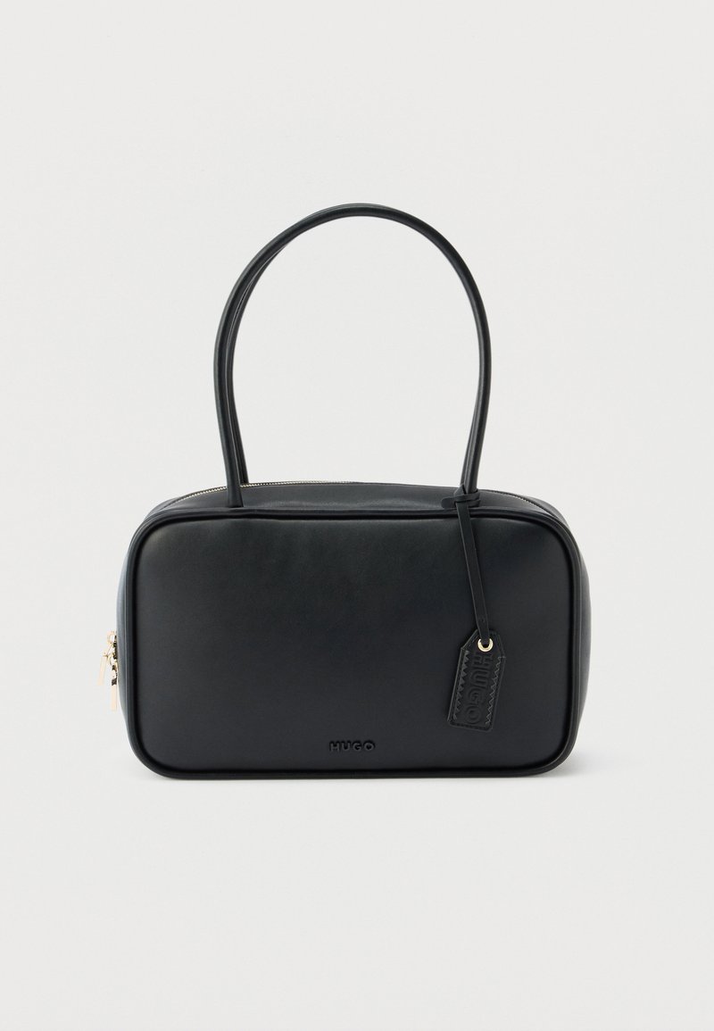Μαύρη ορθογώνια τσάντα χειρός με διπλές στρογγυλές λαβές, χρυστό φερμουάρ και ανάγλυφο λογότυπο "HUGO" στο μπροστινό μέρος με συνδεδεμένη δερμάτινη ετικέτα.