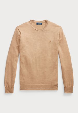 Suéter de manga larga beige con cuello redondo, hecho de una tela texturizada. Presenta un logo bordado en el lado izquierdo del pecho.