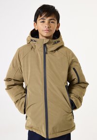 Veste matelassée marron avec capuche, devant zippé et poches latérales. Présente des accents noirs et une texture lisse.