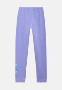 Μωβ κολάν ολόσωμο με μικρό γραφικό σε τυρκουάζ και σκούρο μωβ στο κάτω αριστερό πόδι, ελαστική μέση και απλό σχέδιο.